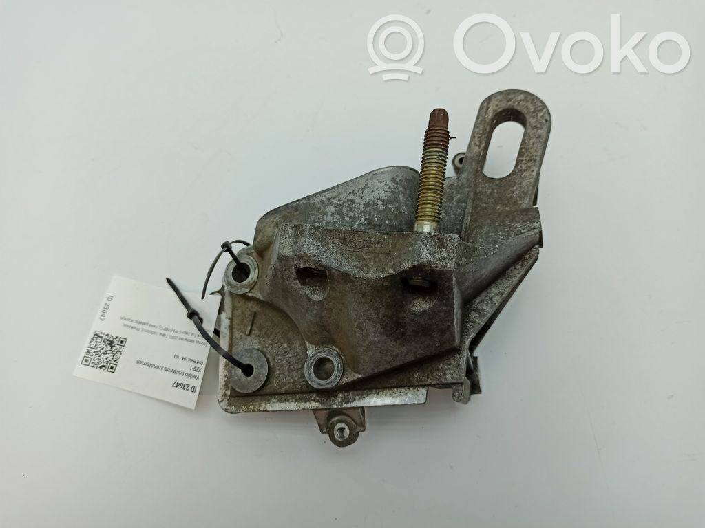 Ford Focus Engine mounting bracket 