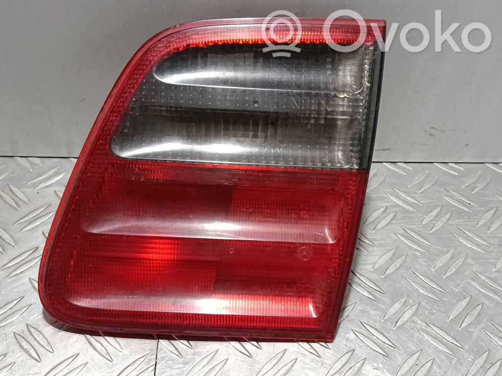 Mercedes-Benz E W210 Lampy tylnej klapy bagażnika 