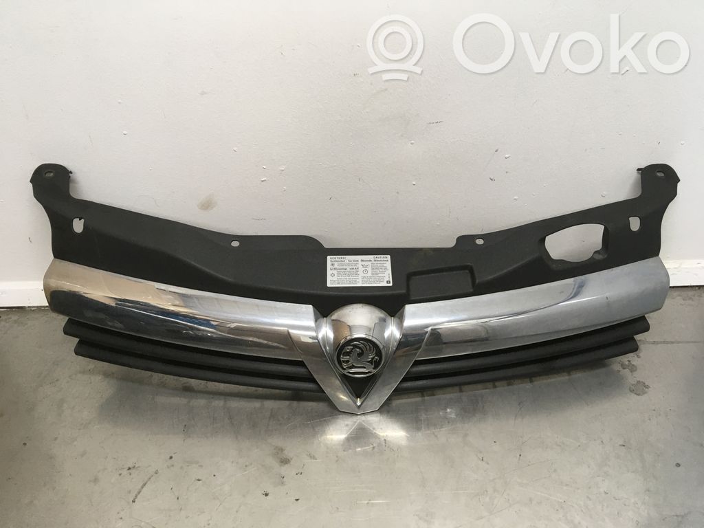 Opel Astra H Etupuskurin ylempi jäähdytinsäleikkö 
