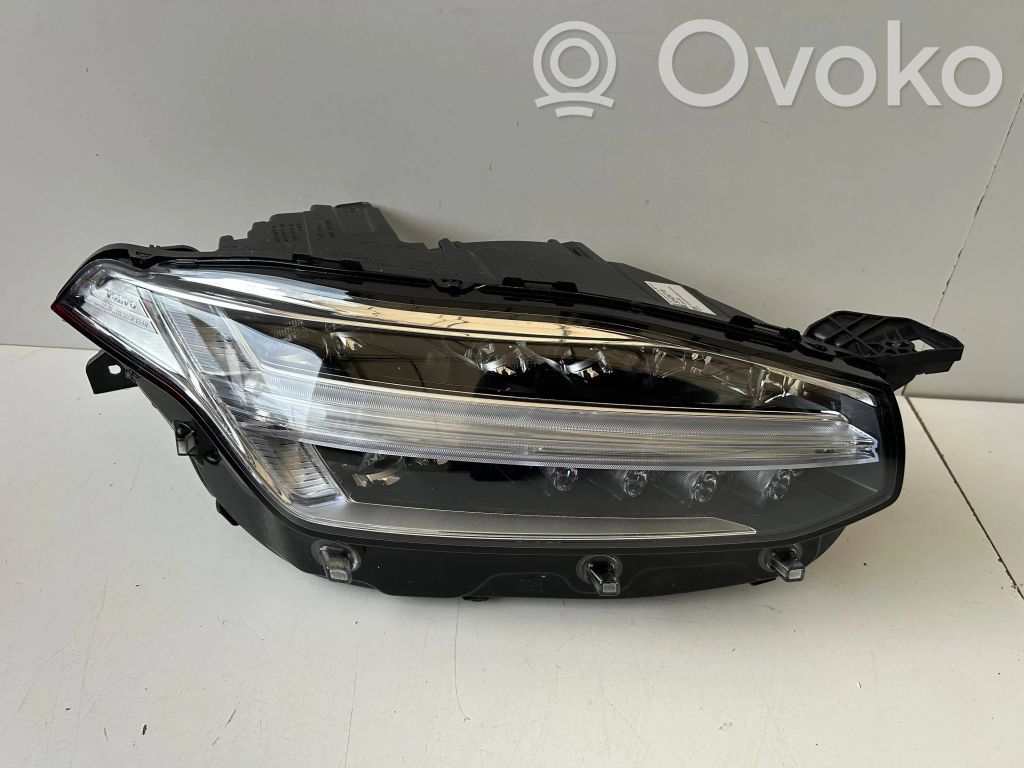 Volvo XC90 Lampa przednia 