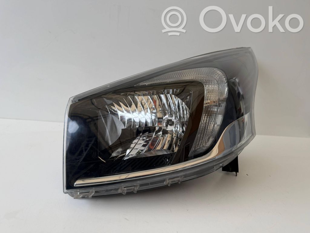 Opel Vivaro Lampa przednia 