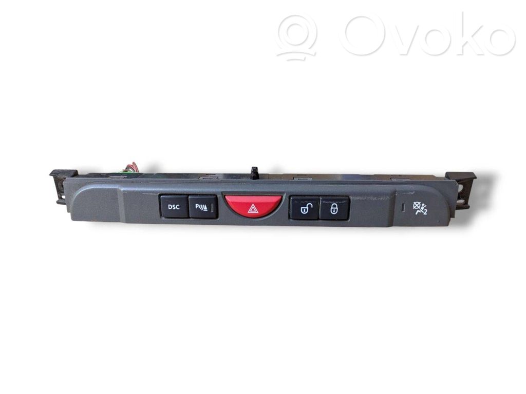 Un conjunto de interruptores   YUL500400