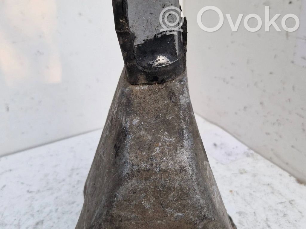 Volkswagen PASSAT B5.5 Engine mounting bracket 