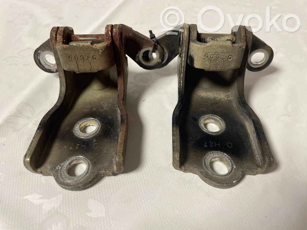 Chevrolet Captiva Front door upper hinge 