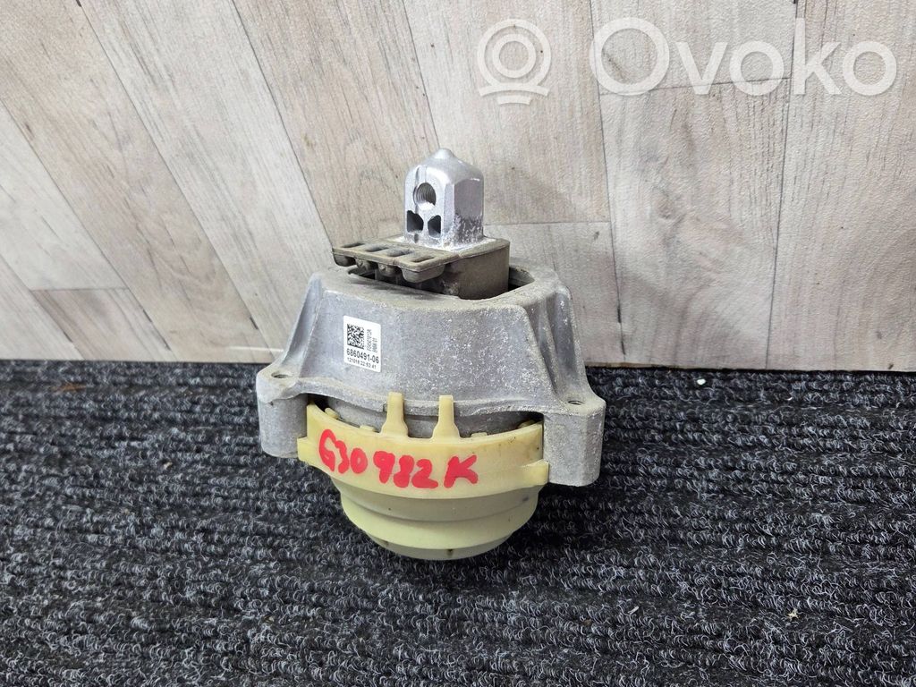 BMW 5 G30 G31 G38 Engine mount bracket 