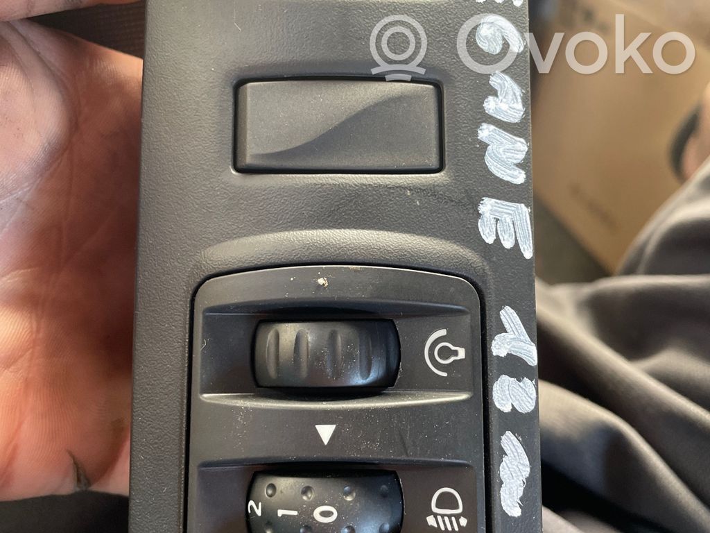 Renault Megane III Headlight level height control switch 