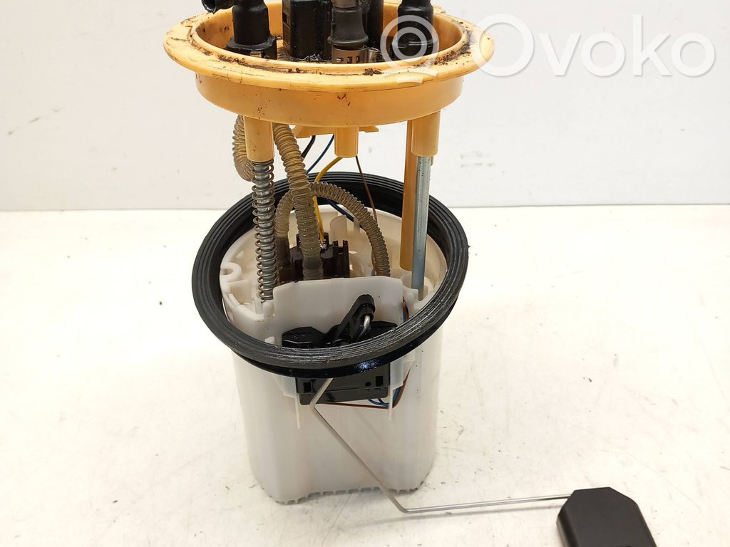 Volkswagen PASSAT B7 Bomba interna de combustible 