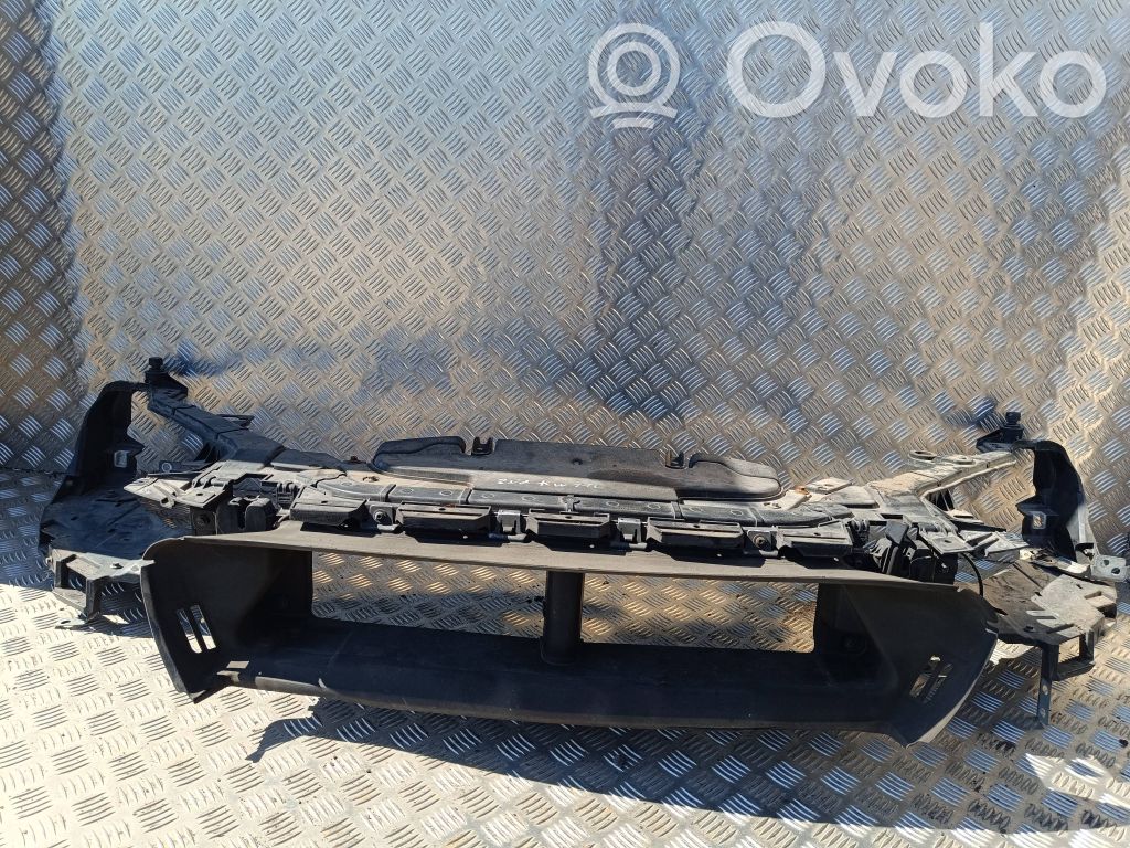 Volvo V40 Pas przedni 