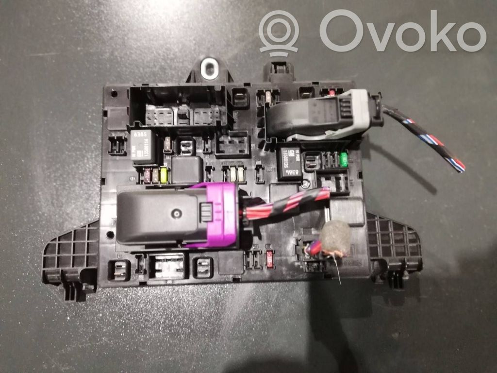 Opel Astra J Módulo de fusible 