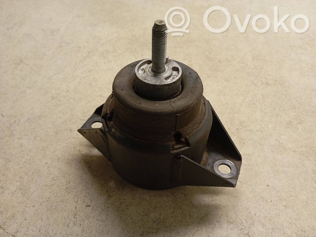 Engine mount bracket   KKB102602