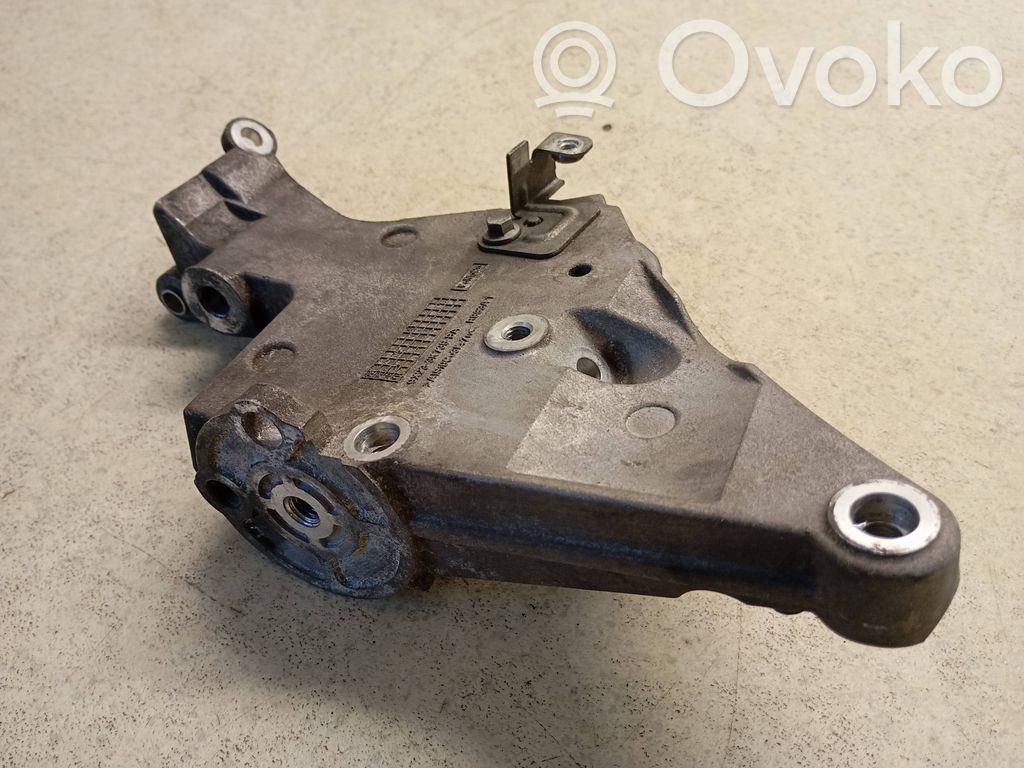Jaguar XF X250 Engine mounting bracket 