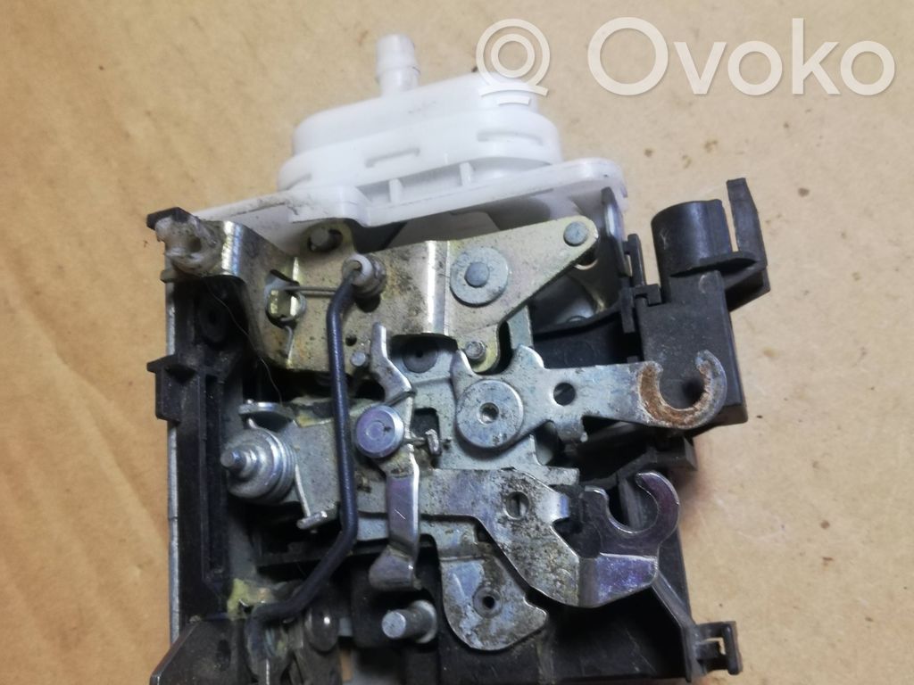 Audi A4 S4 B5 8D Priekšpusē slēdzene 