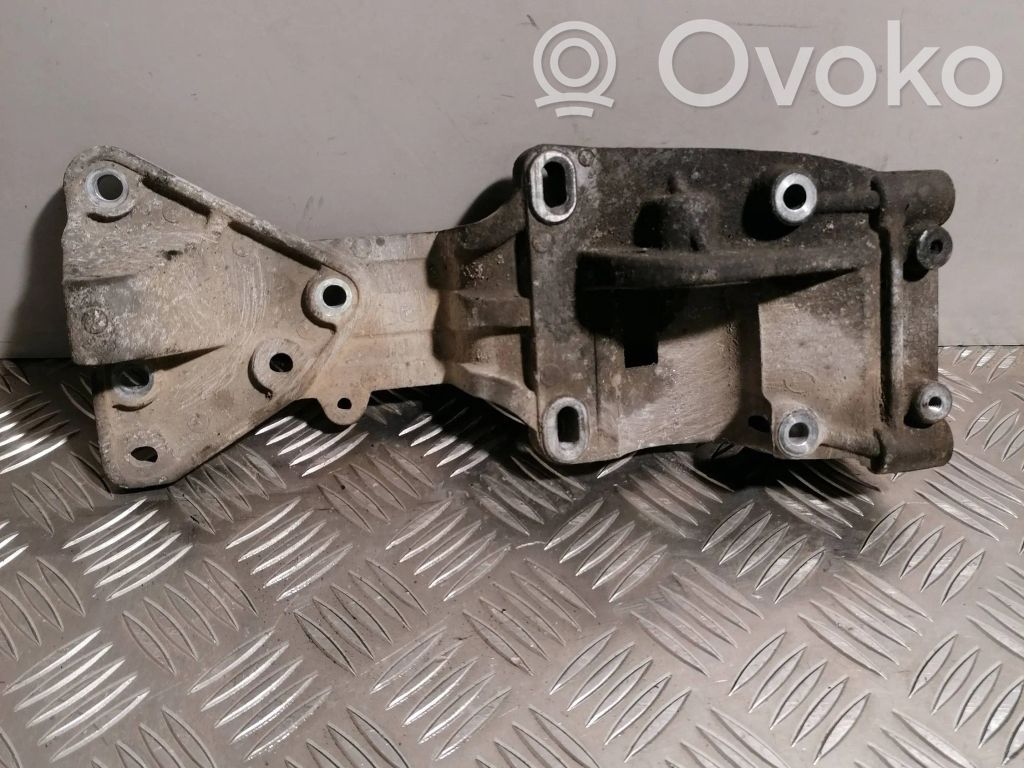 Volvo V50 Engine mounting bracket 