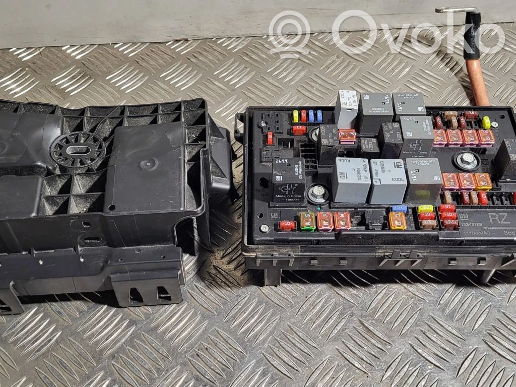 Opel Astra J Módulo de fusible 