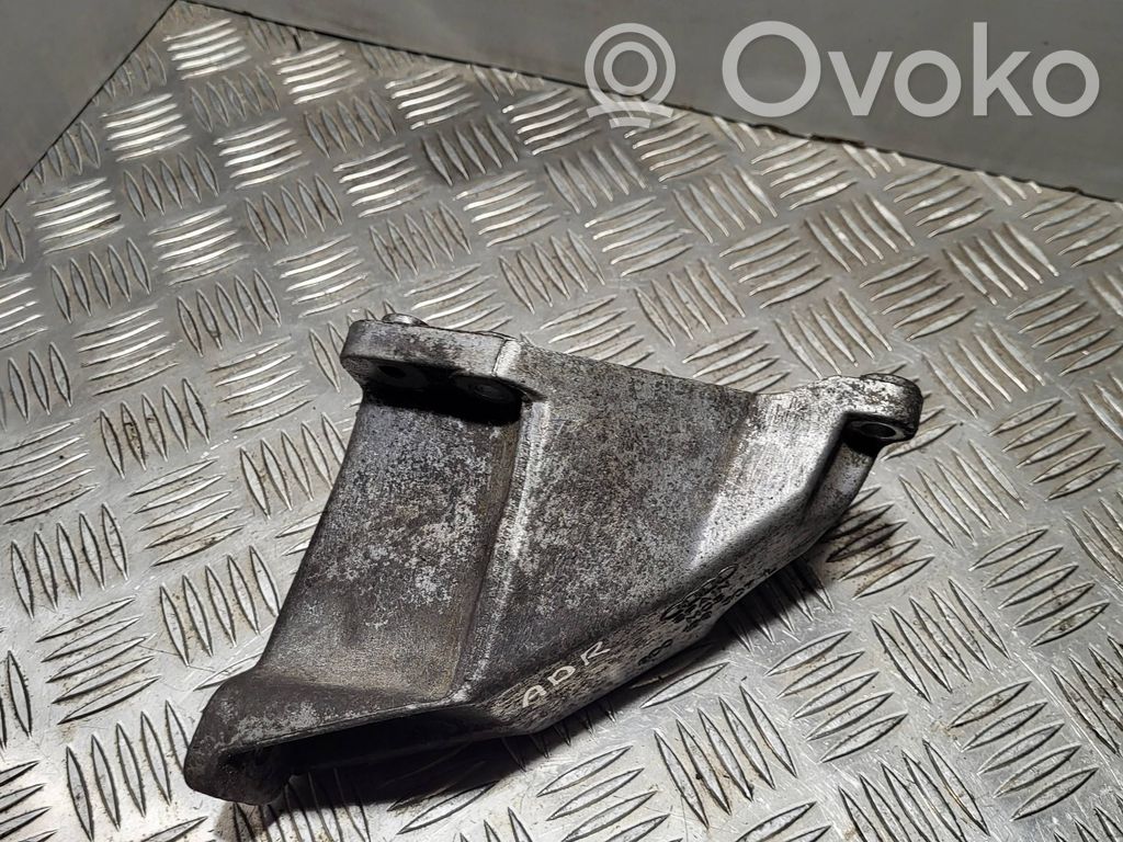 Engine mounting bracket   8D0199307L