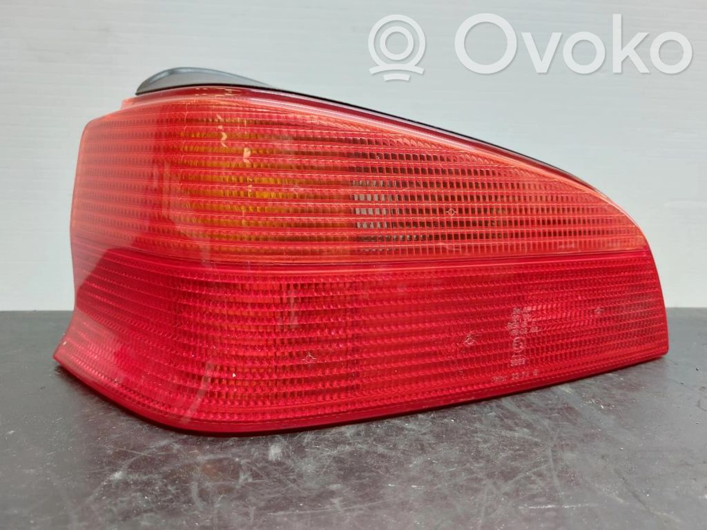 Peugeot 106 Galinis žibintas dangtyje 