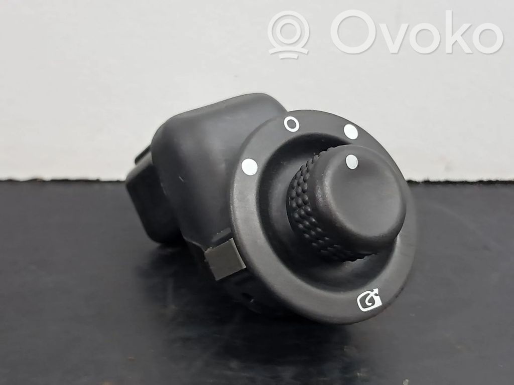 Renault Megane II Sivupeilin kytkin