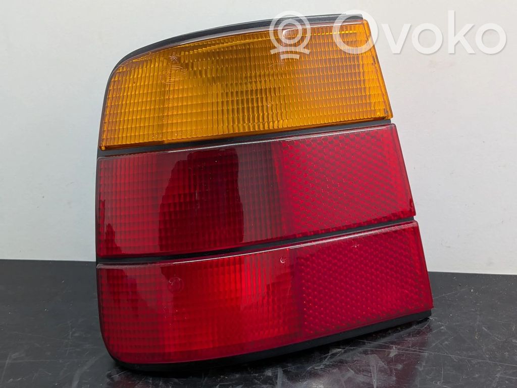 BMW 5 E34 Galinis žibintas dangtyje 