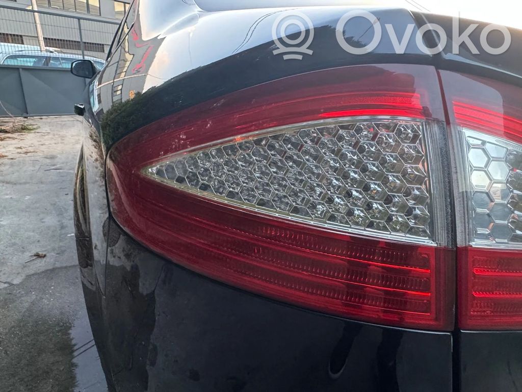 Ford Mondeo MK IV Galinis žibintas dangtyje 