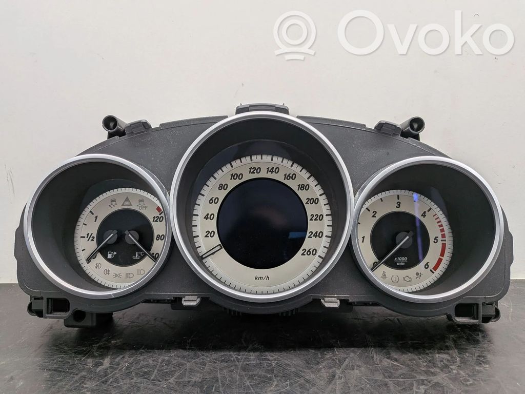 Mercedes-Benz E C207 W207 Geschwindigkeitsmesser Cockpit 