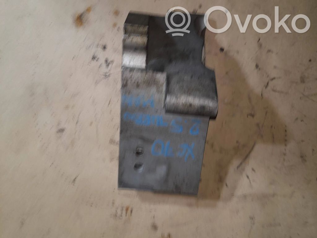 Volvo XC90 Engine mounting bracket 