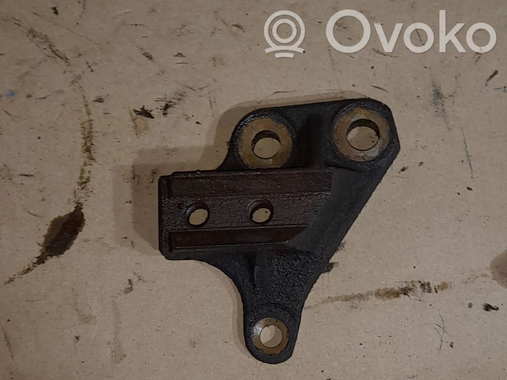 Volvo XC90 Engine mounting bracket 