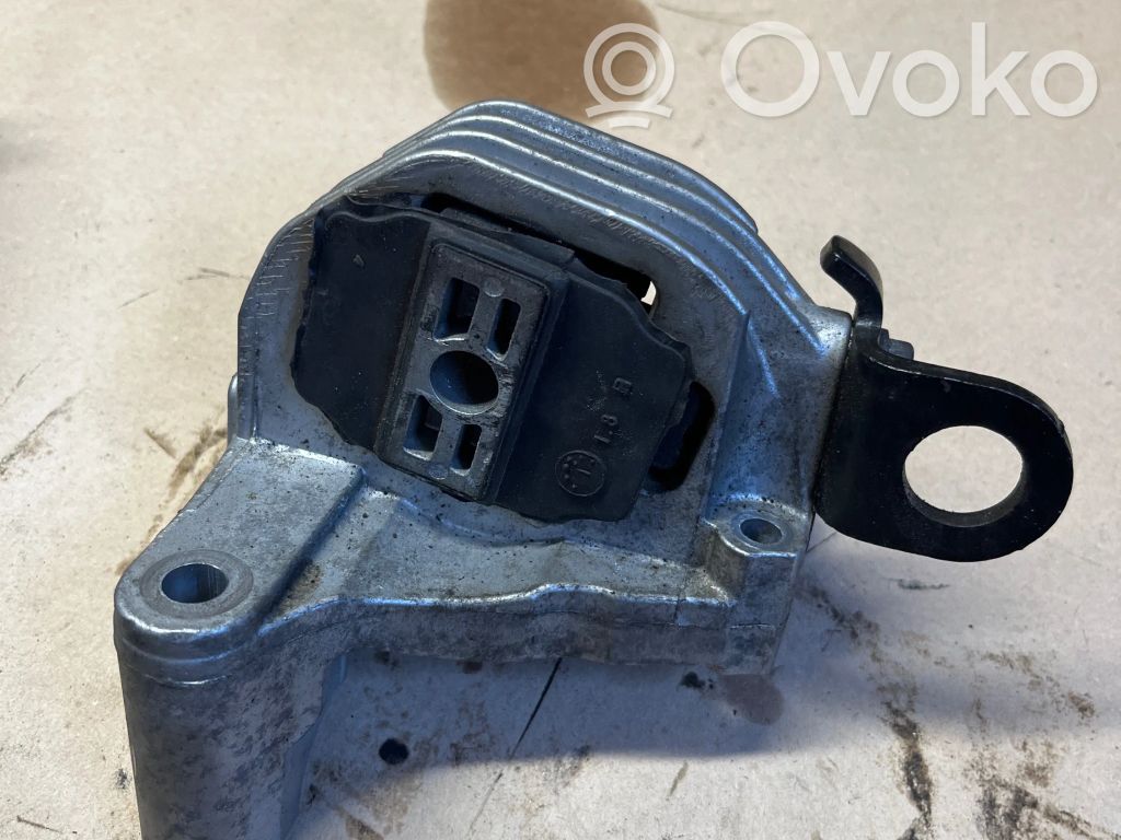 Volvo XC70 Engine mount bracket 