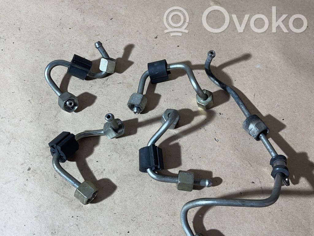 Volkswagen Tiguan Fuel injector supply line/pipe 