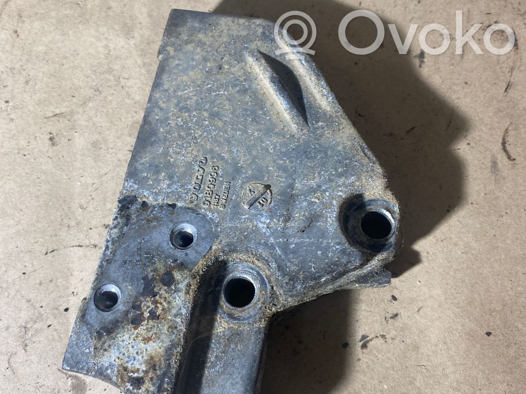 Volvo XC70 Engine mounting bracket 