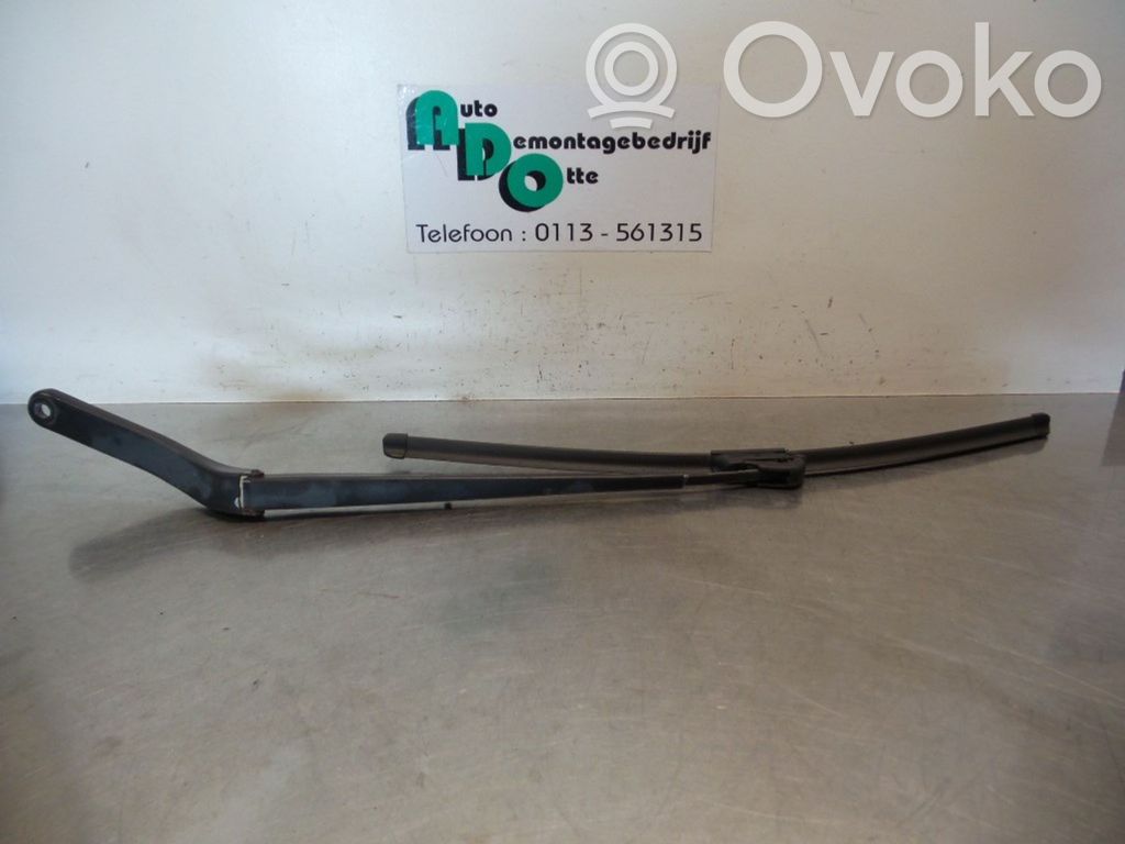 Front wiper blade arm