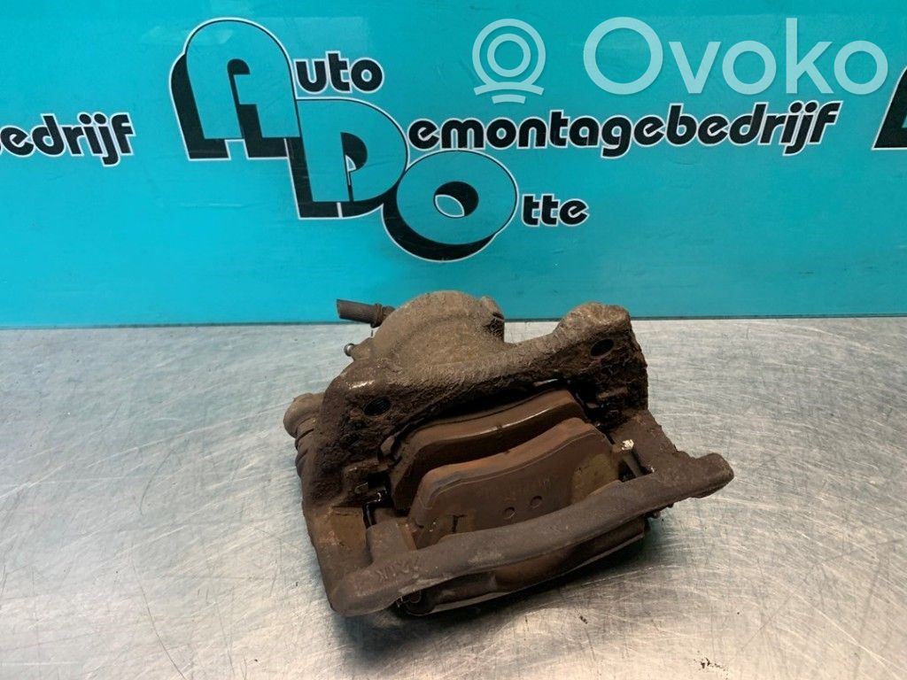 Nissan Note (E11) Zacisk hamulcowy przedni 