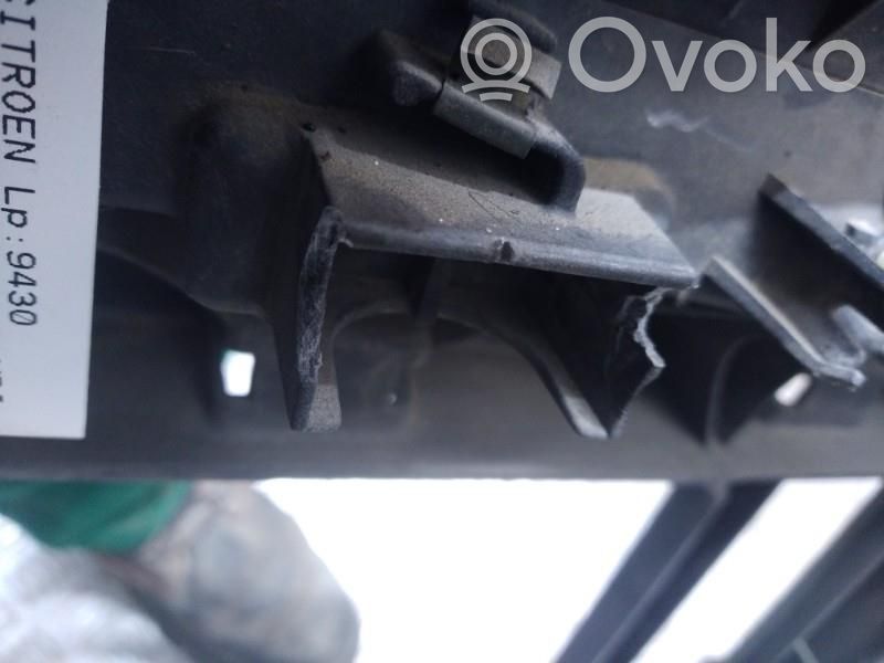 Citroen C3 Radiatoru paneļa augšējā daļa (televizors) 