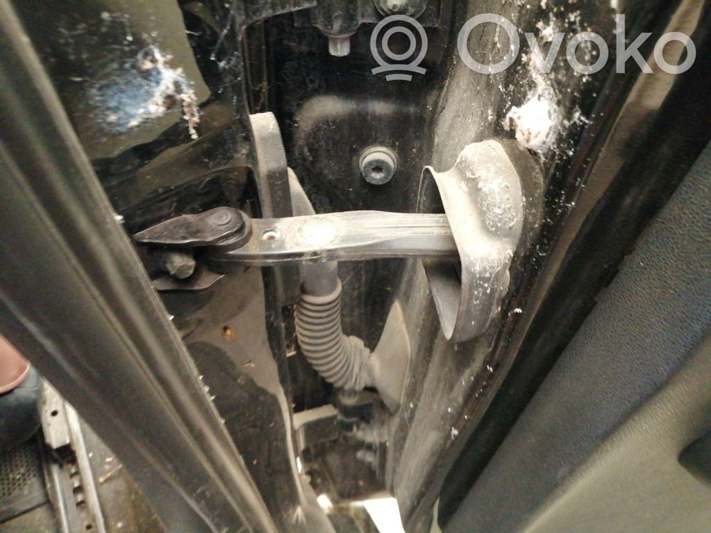 BMW 1 E81 E87 Takaoven pidätin 