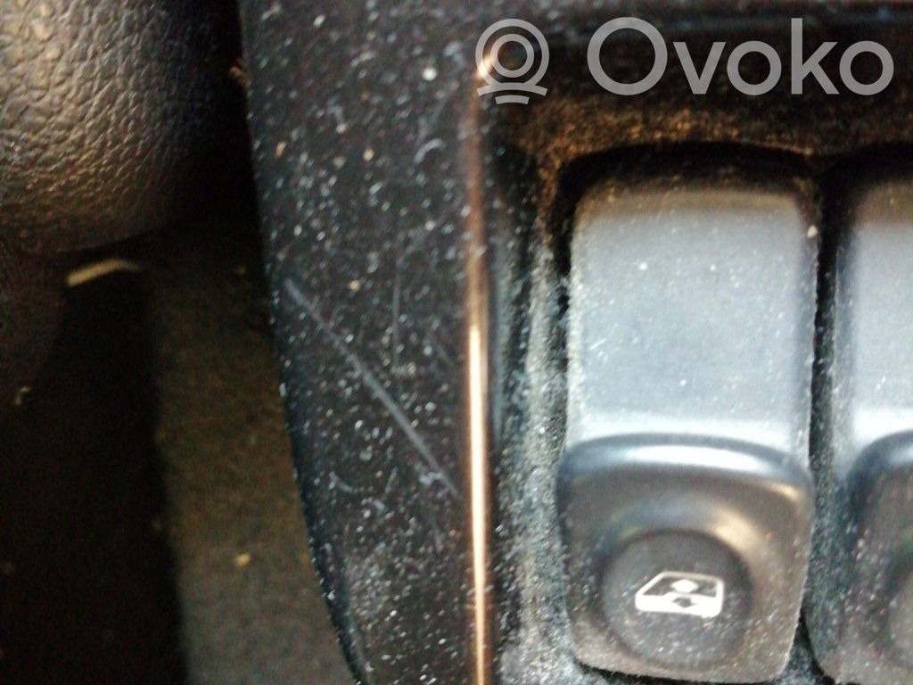Electric window control switch   8200467793