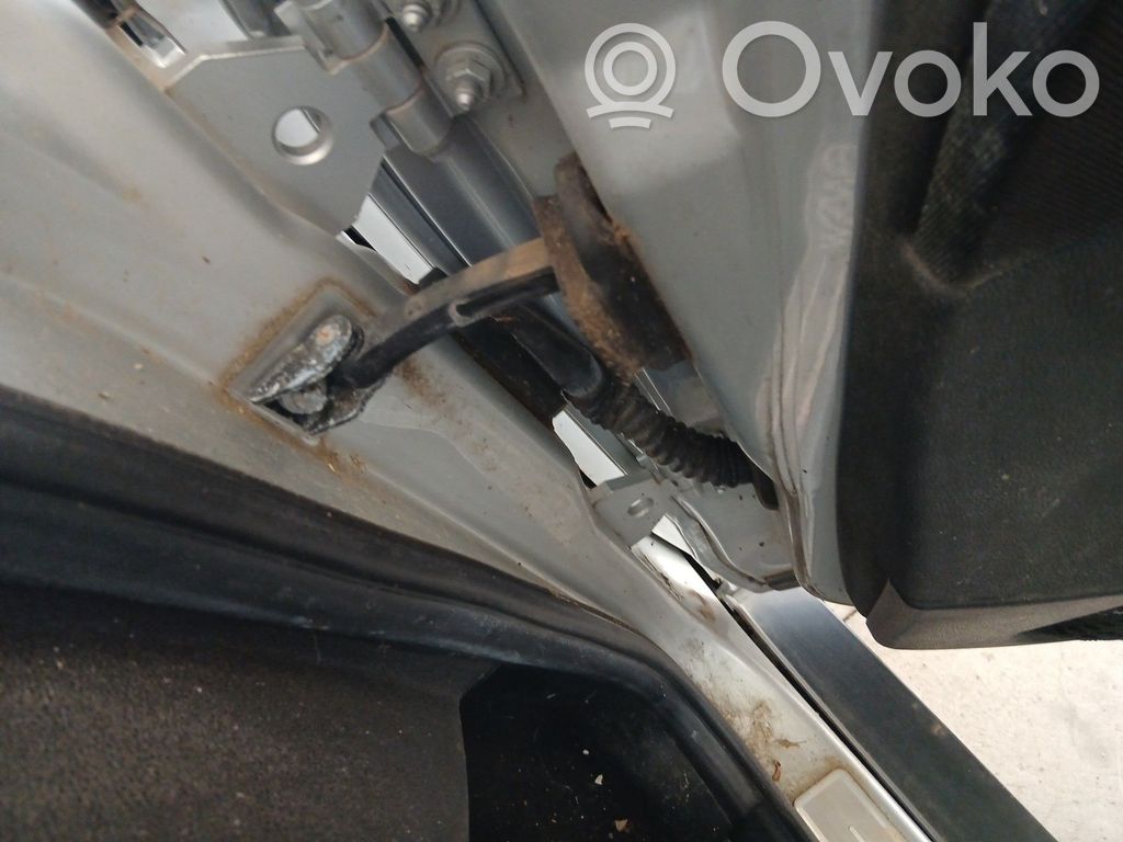 BMW X3 E83 Etuoven pidätin 