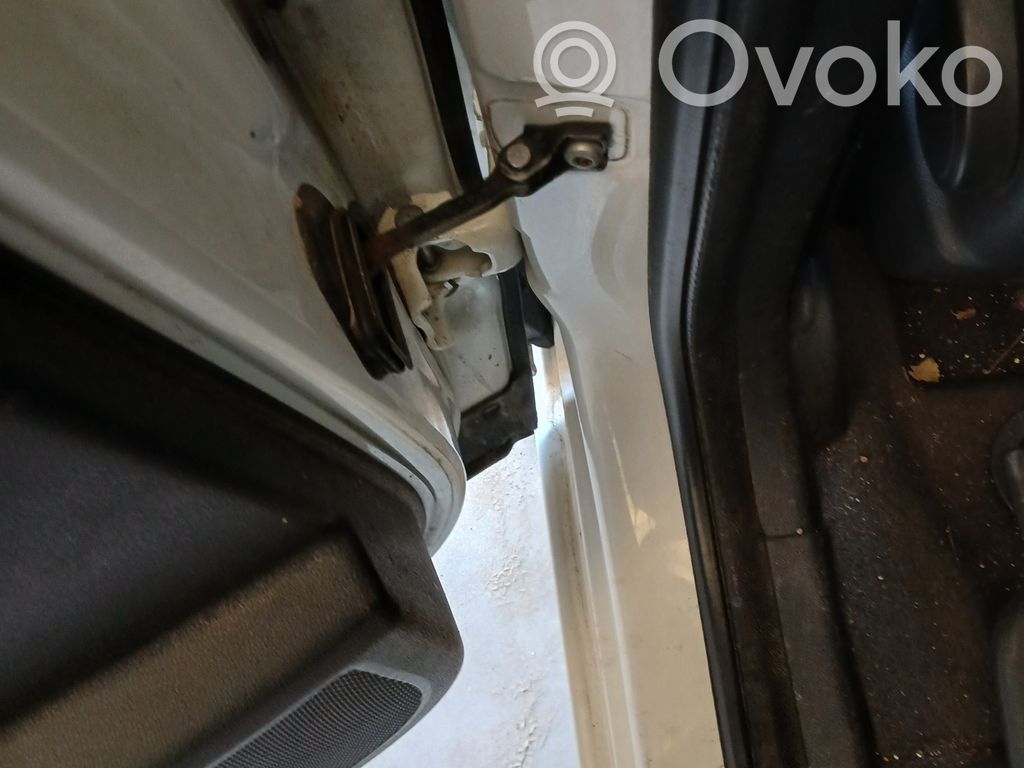 Peugeot 5008 Takaoven pidätin 