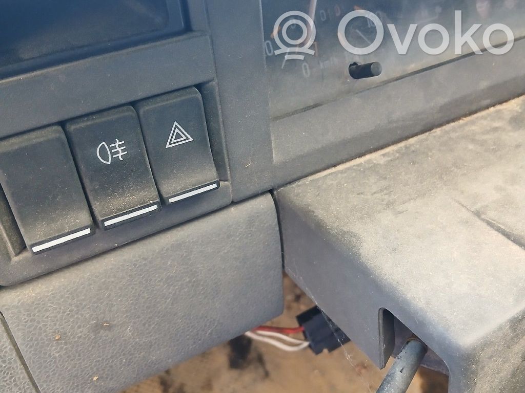 Hazard light switch   7700728104