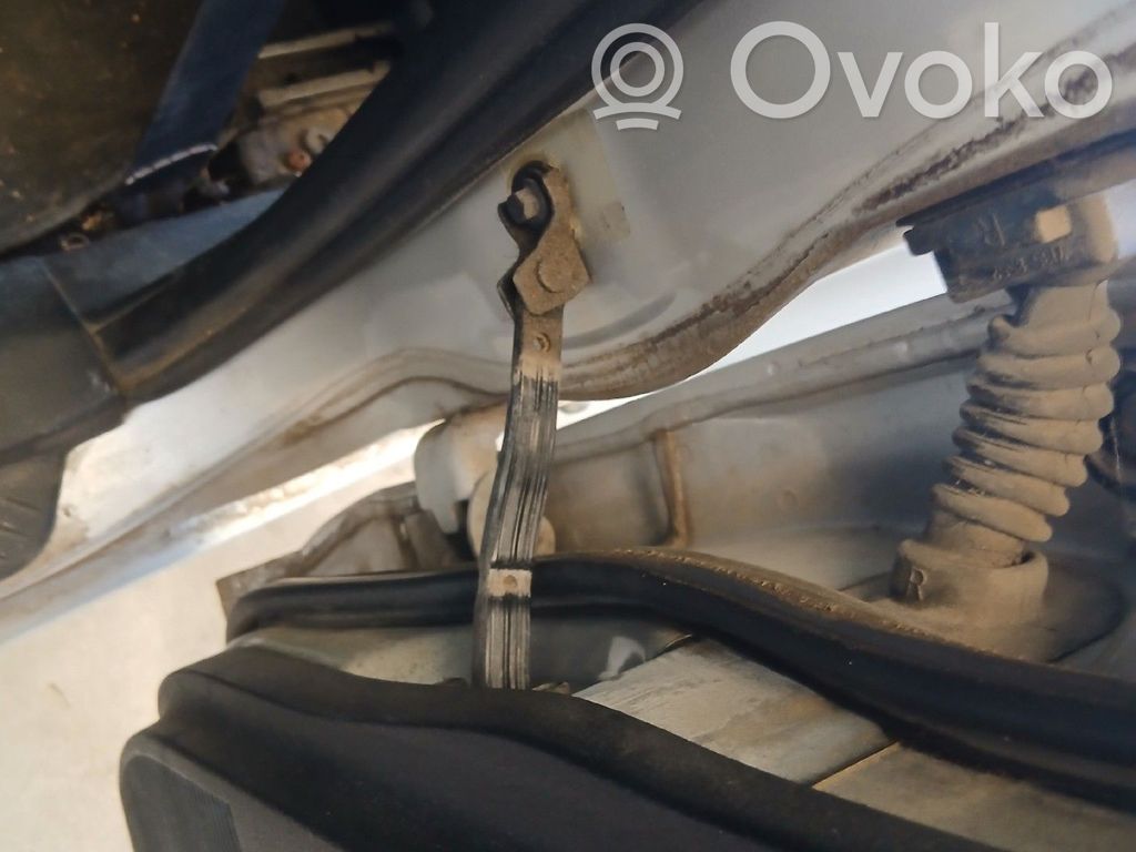 Mazda 2 Takaoven pidätin 