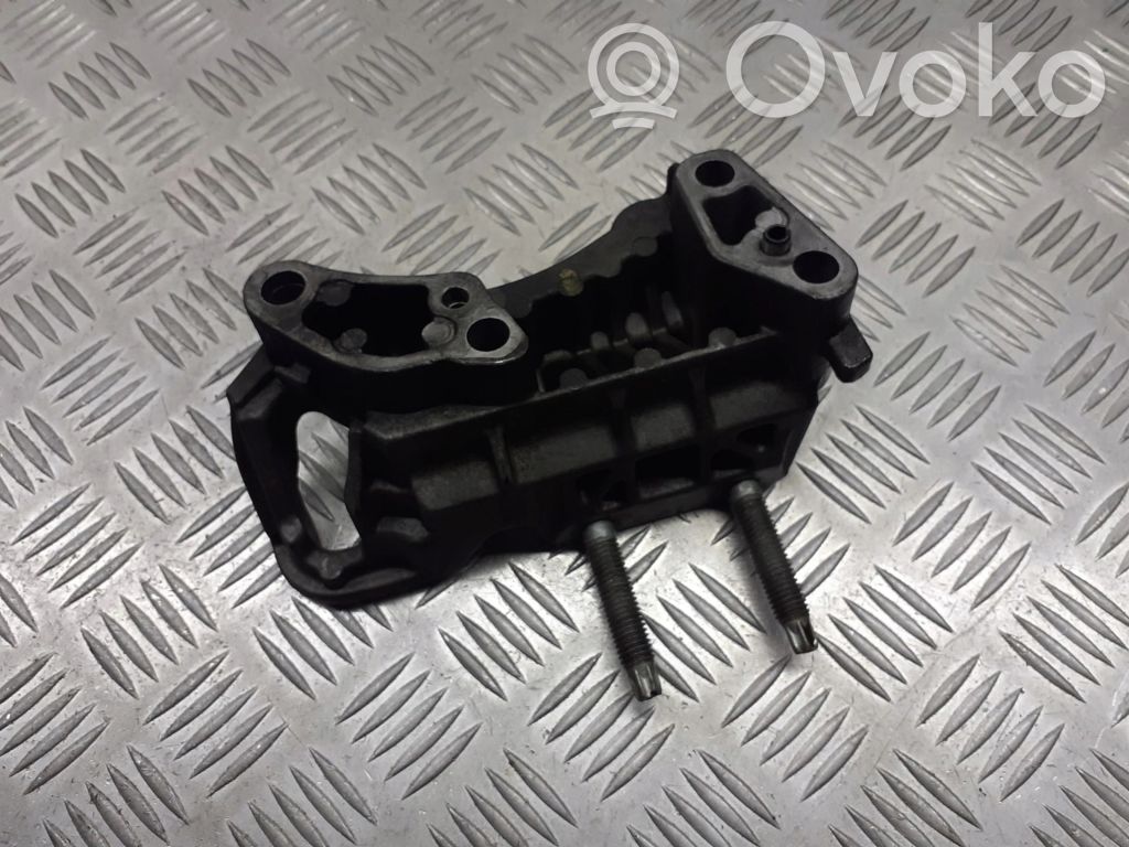 Engine mounting bracket