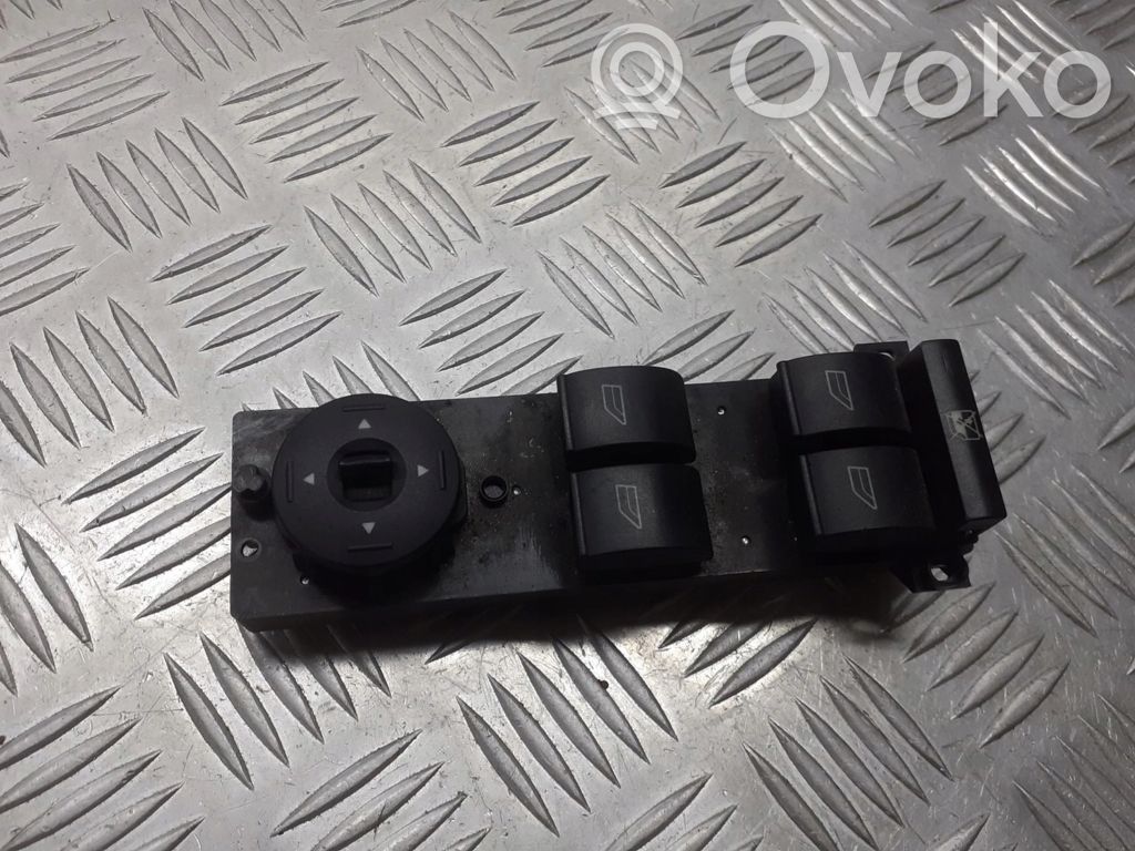 Ford Focus Moldura del interruptor de la ventana de la puerta delantera 
