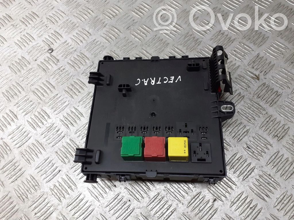 Opel Vectra C Tapa de caja de fusibles 