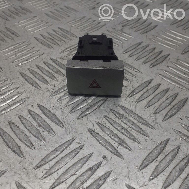 Mazda 2 Hätävilkkujen kytkin 