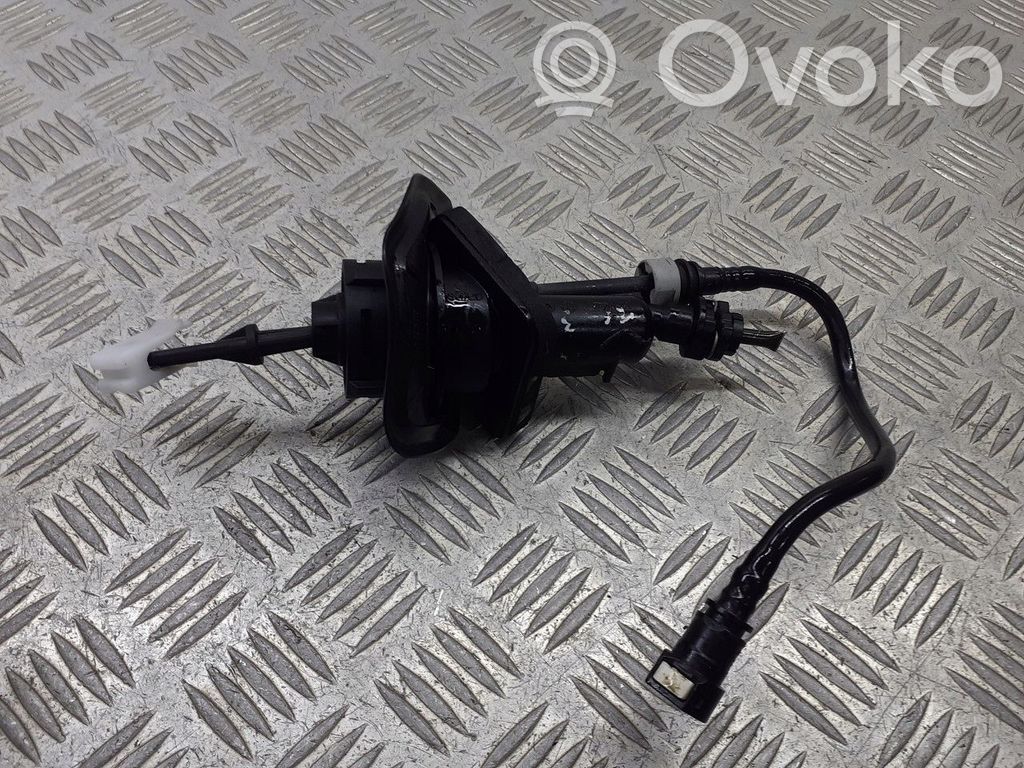 Kytkimen irrotuksen apusylinteri   3M517A543AE