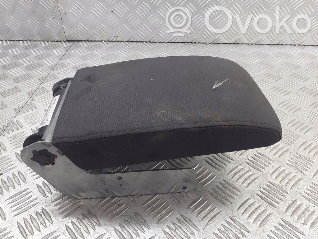 Volkswagen Golf V Takaistuimen käsinojat 