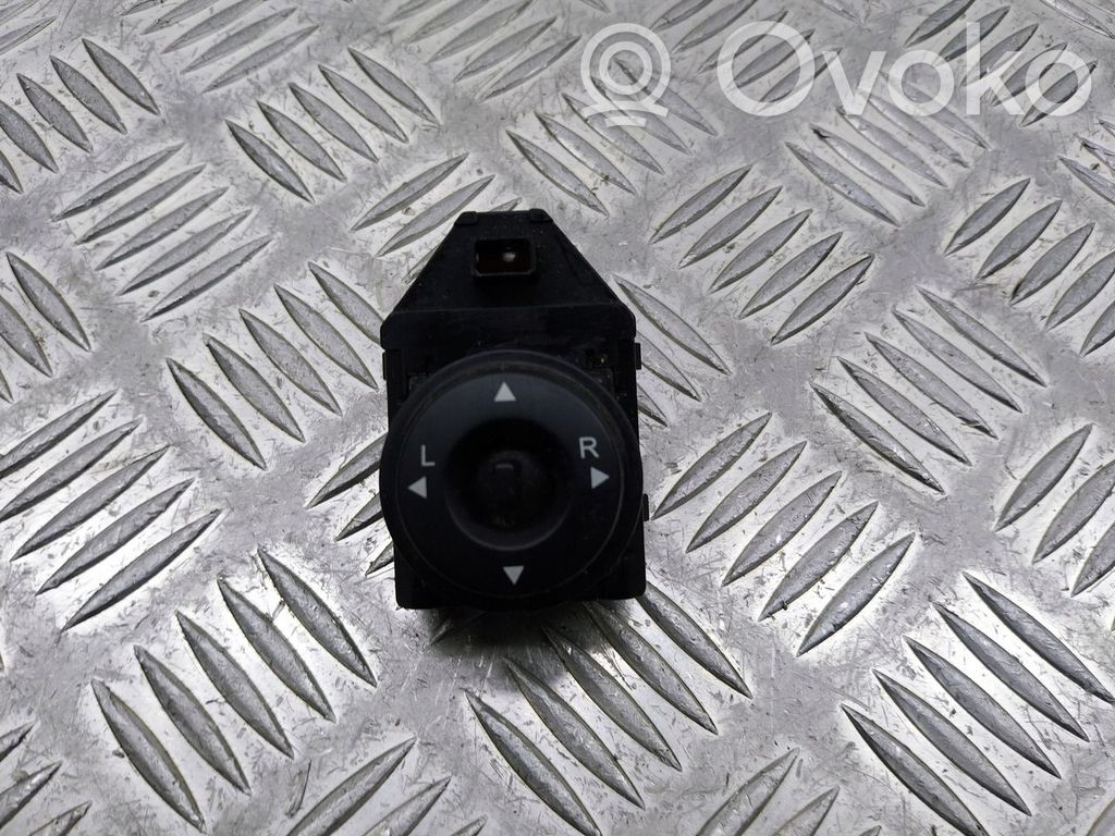 Wing mirror switch