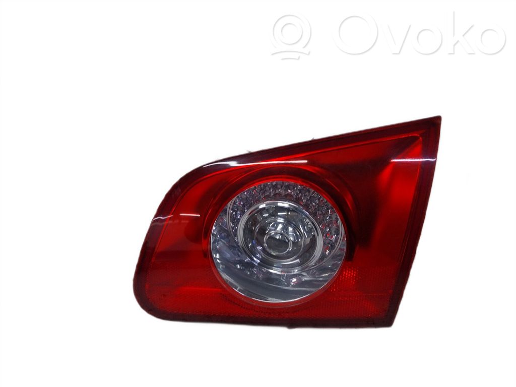 Volkswagen PASSAT B6 Lampy tylnej klapy bagażnika 