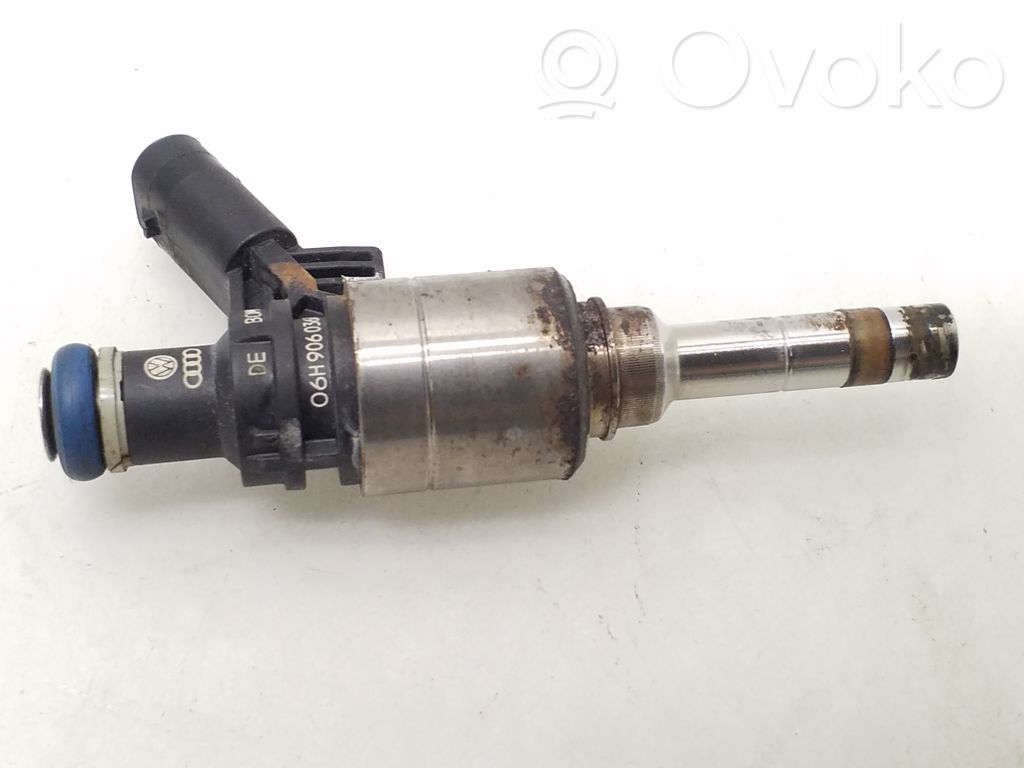 Volkswagen PASSAT B6 Wtryskiwacz paliwa 