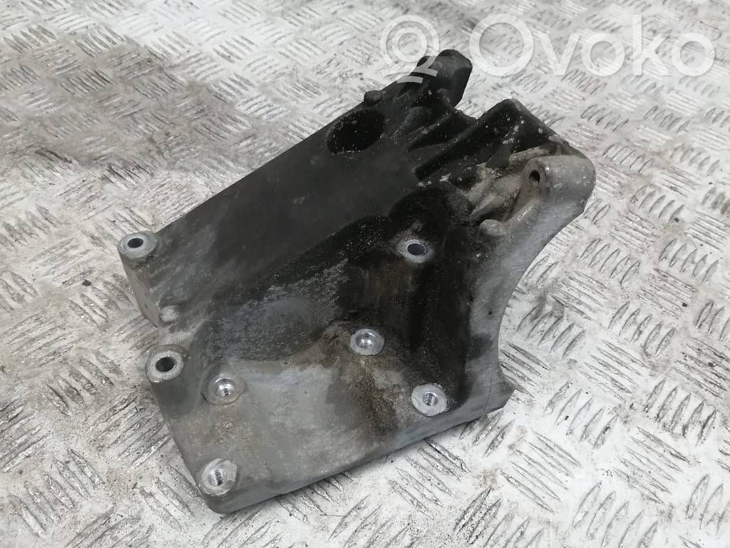 Ford Focus Engine mounting bracket 