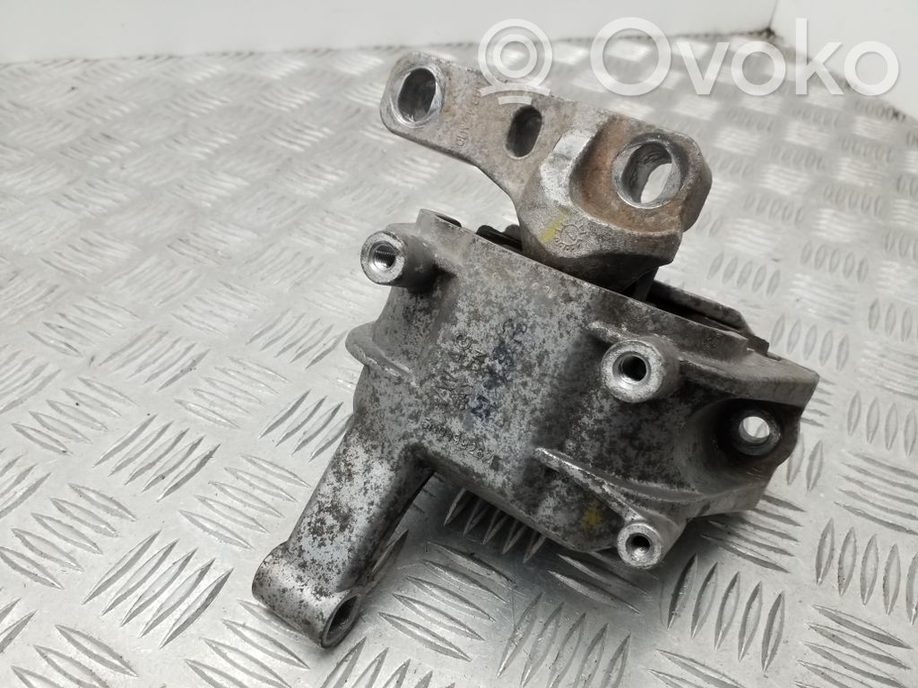Volkswagen Tiguan Engine mount bracket 