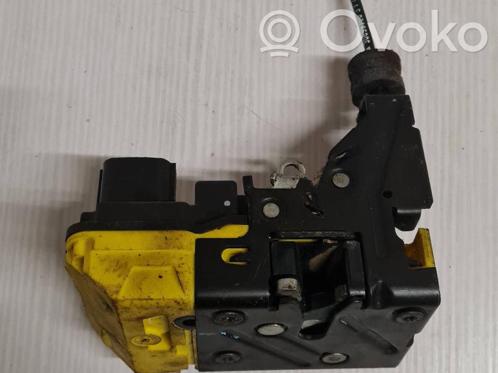 Volvo S60 Priekšpusē slēdzene 